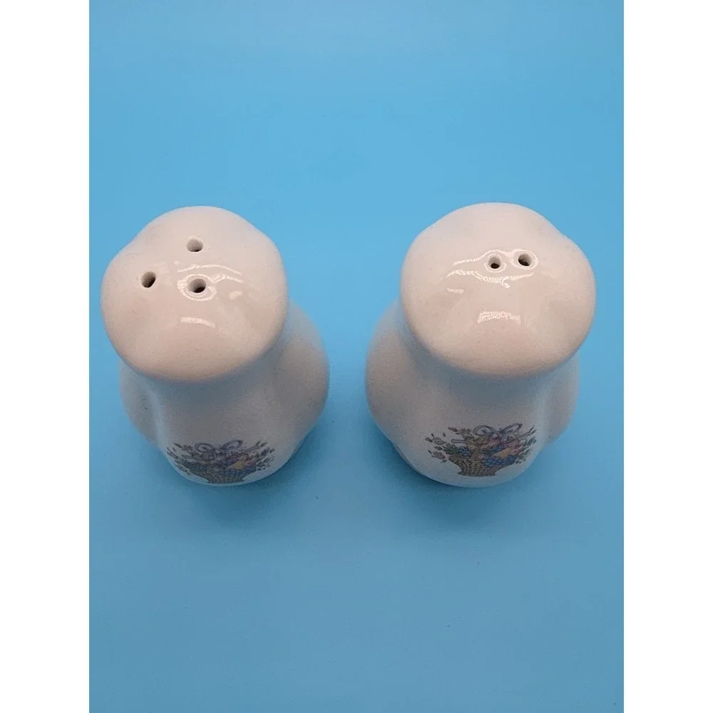 Vintage 90s Salt & Pepper‎ Shaker Country Blue Ribbon Fruit Basket